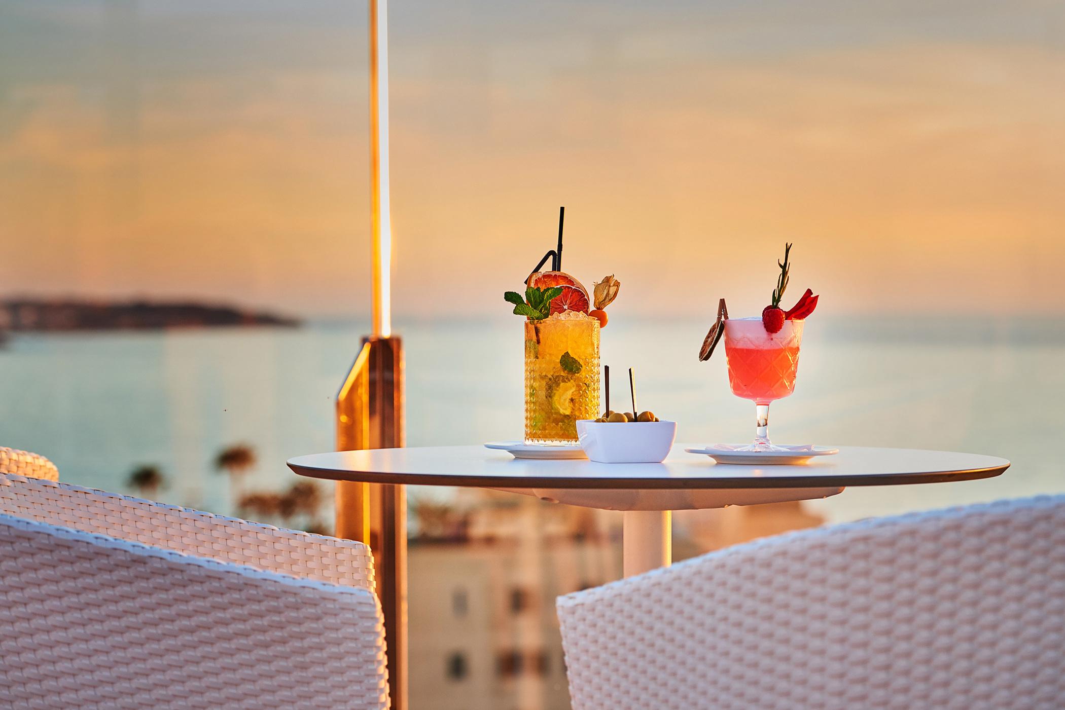 Hipotels Playa De Palma Palace&Spa (Adults Only) Εξωτερικό φωτογραφία Cocktails at the bar