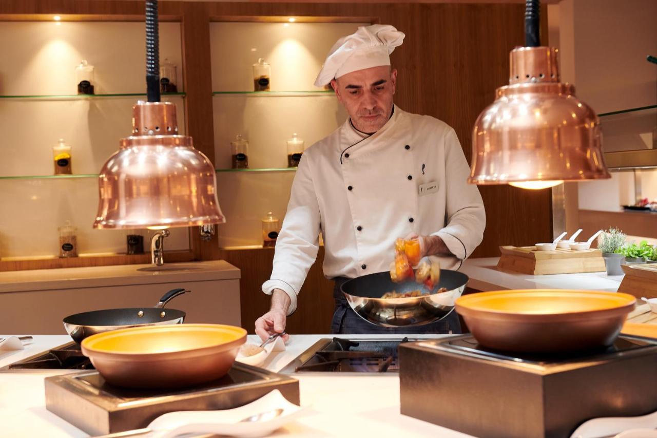 Hipotels Playa De Palma Palace&Spa (Adults Only) Εξωτερικό φωτογραφία A chef at work